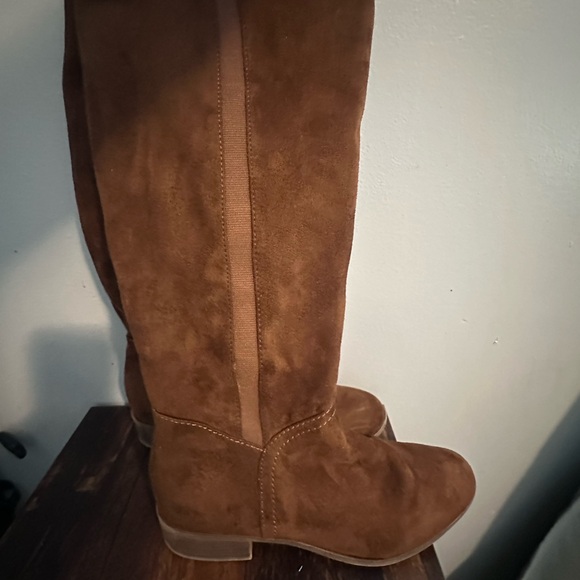 Universal Thread faux Suede boots
Great shape 
Cognac color - Picture 5 of 8